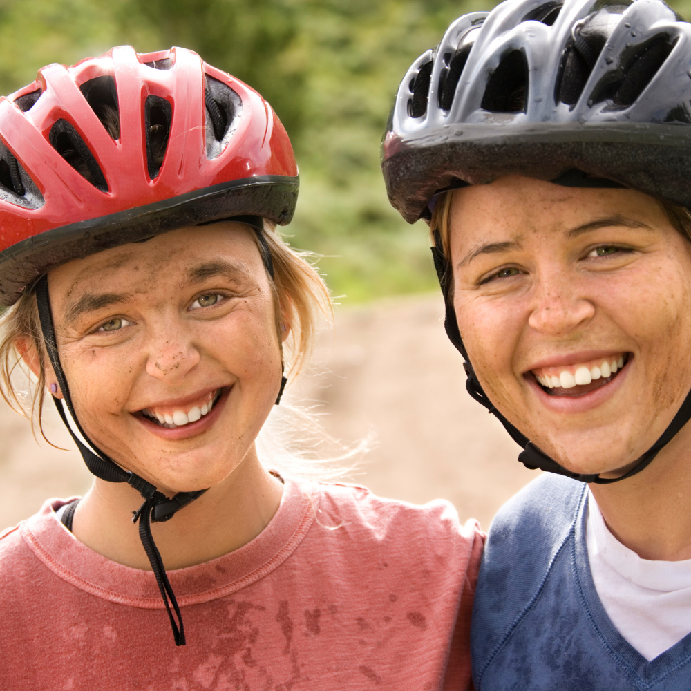 2 jeunes filles portant des casques de vélo | Jamais sans mon casque